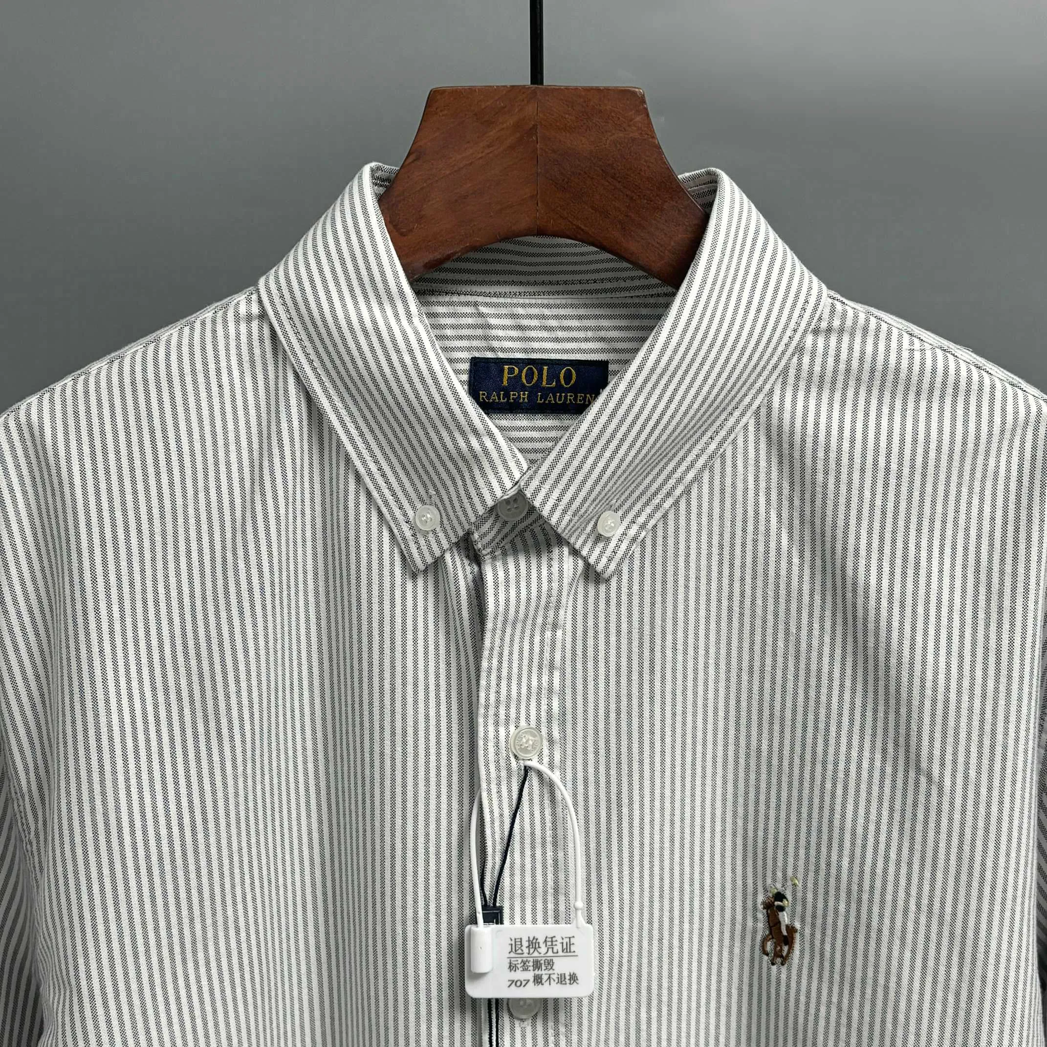 🅿️250 Ralph Lauren/Ralph Lauren imitation striped embroidered shirt. It is made of 100% cotton Oxford fabric. The 100% cotton material makes it very breathable. It is comfortable to wear and not easy to sweat. It has a loose fit and a three-dimensional upper body. The lines are smooth and natural. From the shoulder line to the waistline to the hem, the line transition is smooth. There are no unnecessary folds or accumulation. The whole body is neat and stretched. The chest is embellished with the iconic pony embroidery. It is simple but highly recognizable. The color transition of the embroidery thread is natural. The stitches are even and the spacing is uniform and the stitches can be connected naturally. The lines are smooth and not stiff. Color: White Size: S M L XL